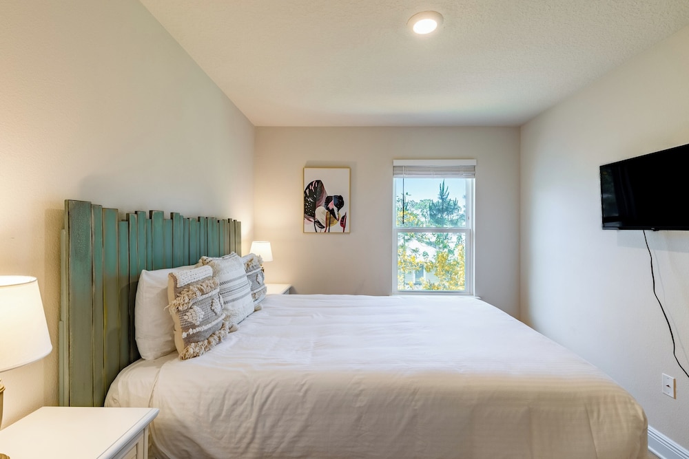 Santa Rosa Hideaway by Avantstay Pet Friendly 6 Mins to Beach in Miramar Beach, United States