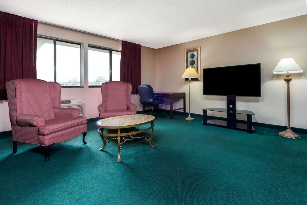 Super 8 by Wyndham Bridgeton Arpt St Louis Area - photo 5