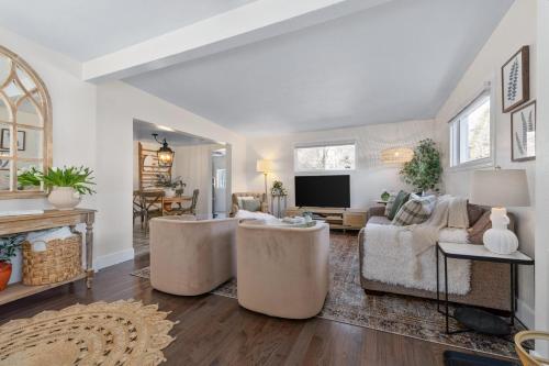 Light Bright Stylish PRIVATE Home Whitworth — 4-Star Luxury Hotel in Spokane, United States