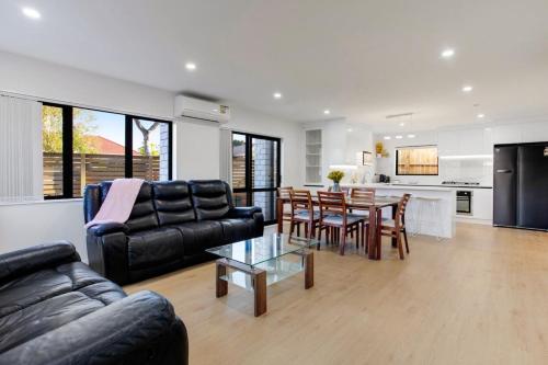 Spacious Modern Home near Airport and Manukau City — 4-Star Luxury Hotel in Auckland, New Zealand