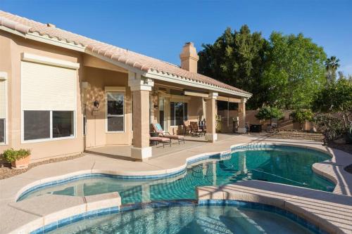 Spacious golf course house with pool heater spa — 4-Star Luxury Hotel in Goodyear, United States