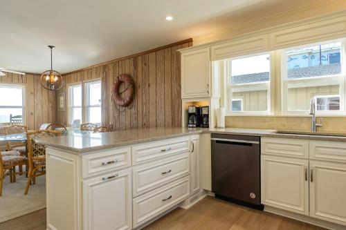 Yorkshire by Oak Island Accommodations - photo 32