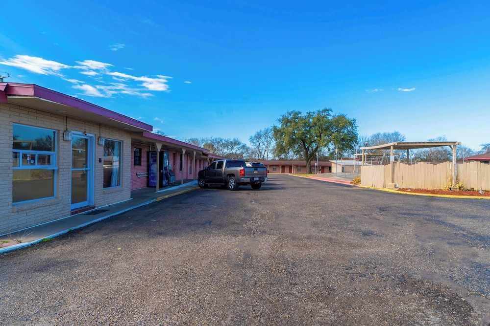 Oyo Hotel Beeville Us 181 - photo 99