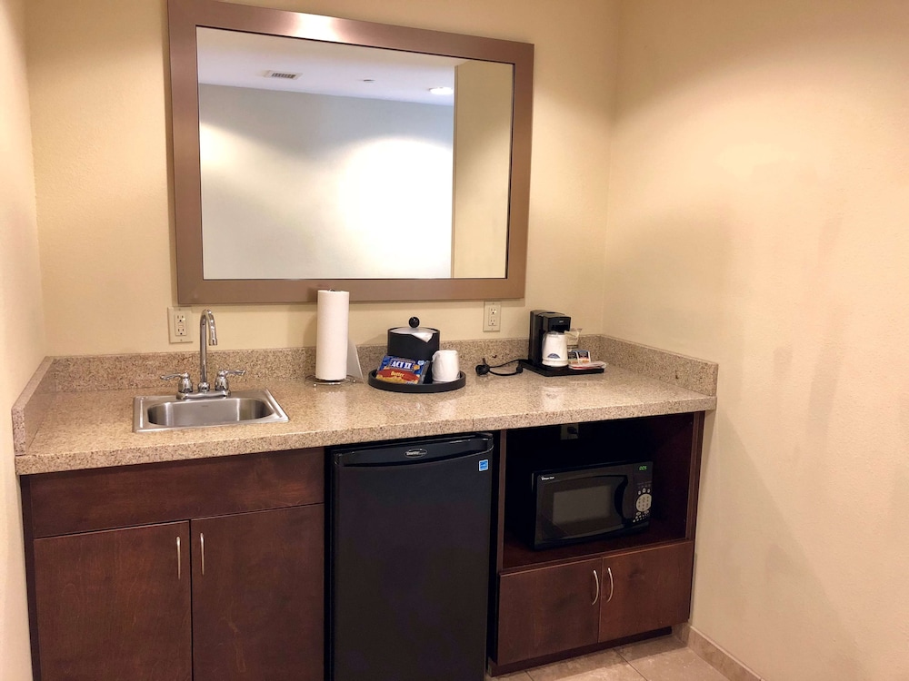 Hampton Inn & Suites Woodstock VA - photo 39