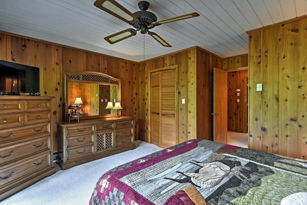 Beech Mountain Condo with Balcony Walk To Resort - photo 4