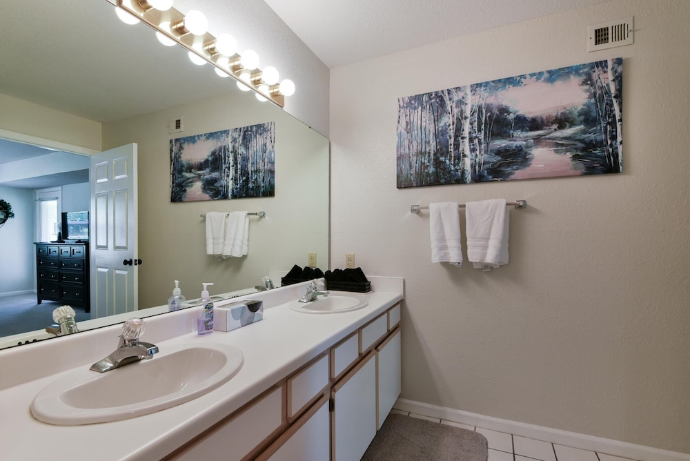Southern Paradise Resort Amenities Close to Downtown and the Branson Landing - photo 19