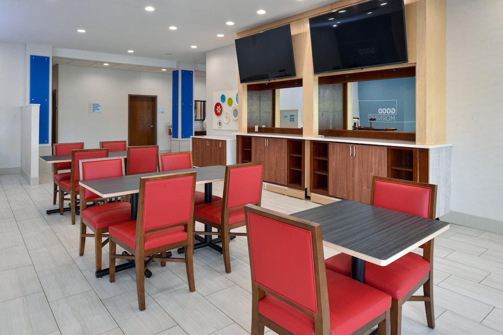 Holiday Inn Express & Suites Pueblo North by IHG - photo 42