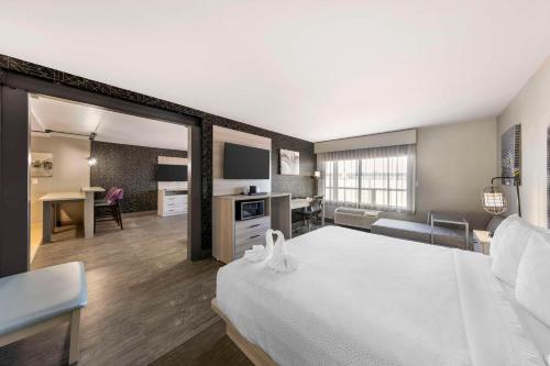 Days Inn by Wyndham Reno South - photo 5