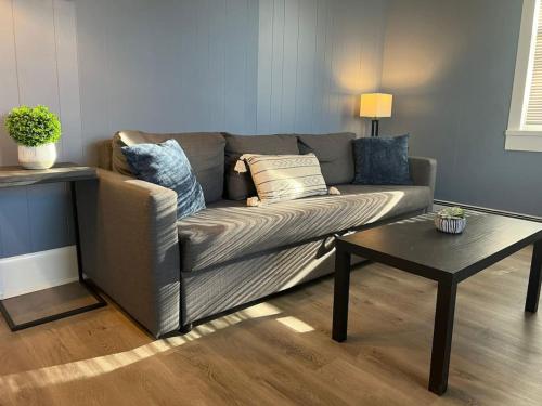 Beautiful Country Home 7 Beds Sleeps 9 — 4-Star Luxury Hotel in Johnstown, United States