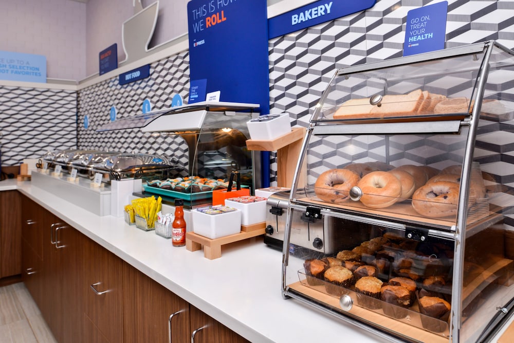 Holiday Inn Express & Suites Cincinnati Mason by IHG - photo 33