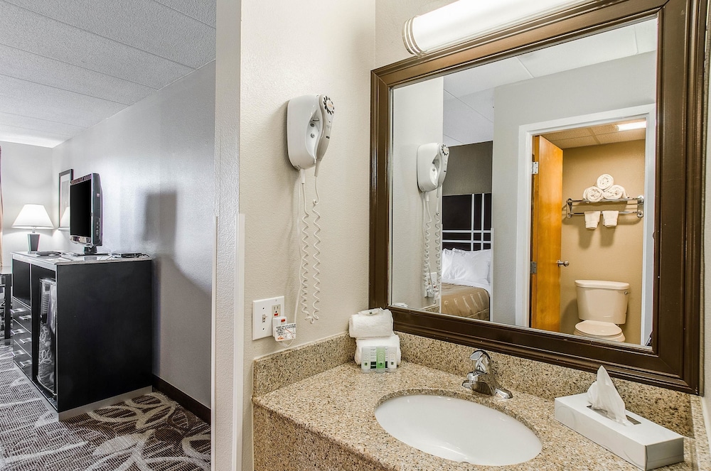 Red Roof Inn & Suites Middleborough - photo 2