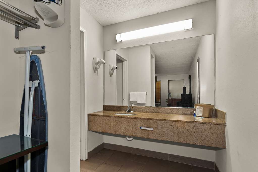 Rodeway Inn Lumberton Central - photo 24