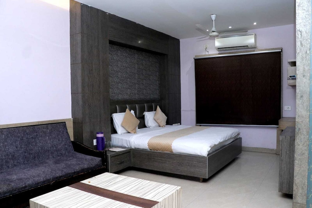 OYO Premium Junction Road Mathura 2 in Mathura, India