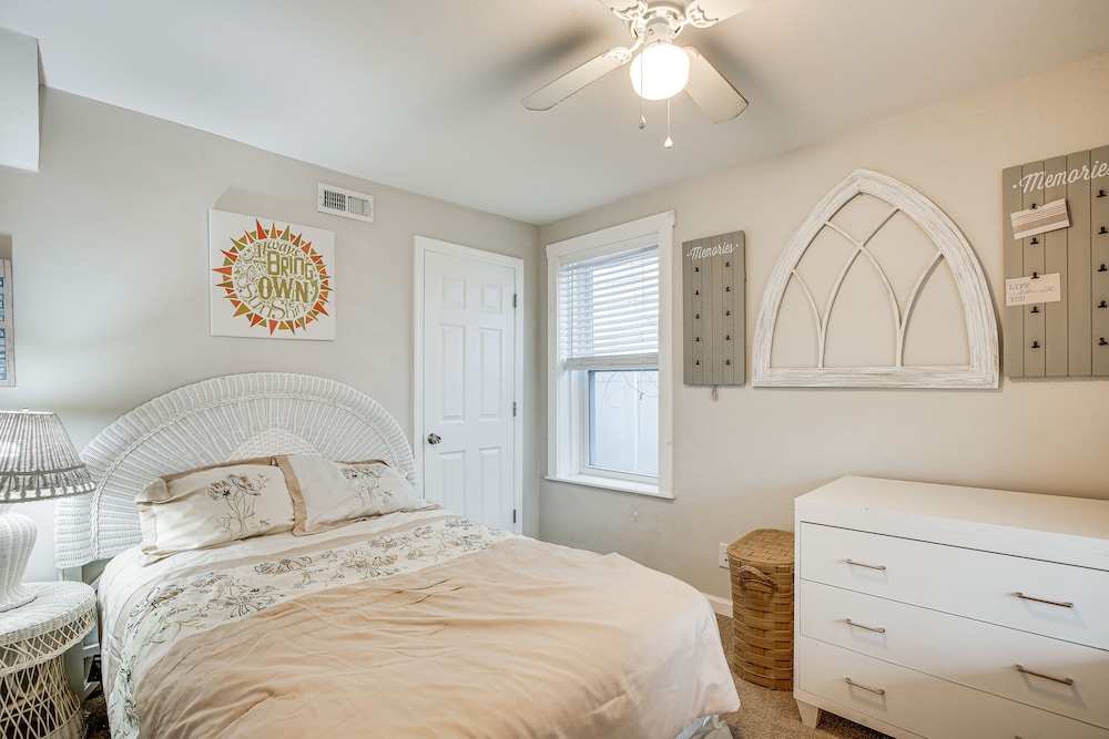 Wildwood Retreat w 2 Balconies: 5 Blocks to Beach in Wildwood, United States