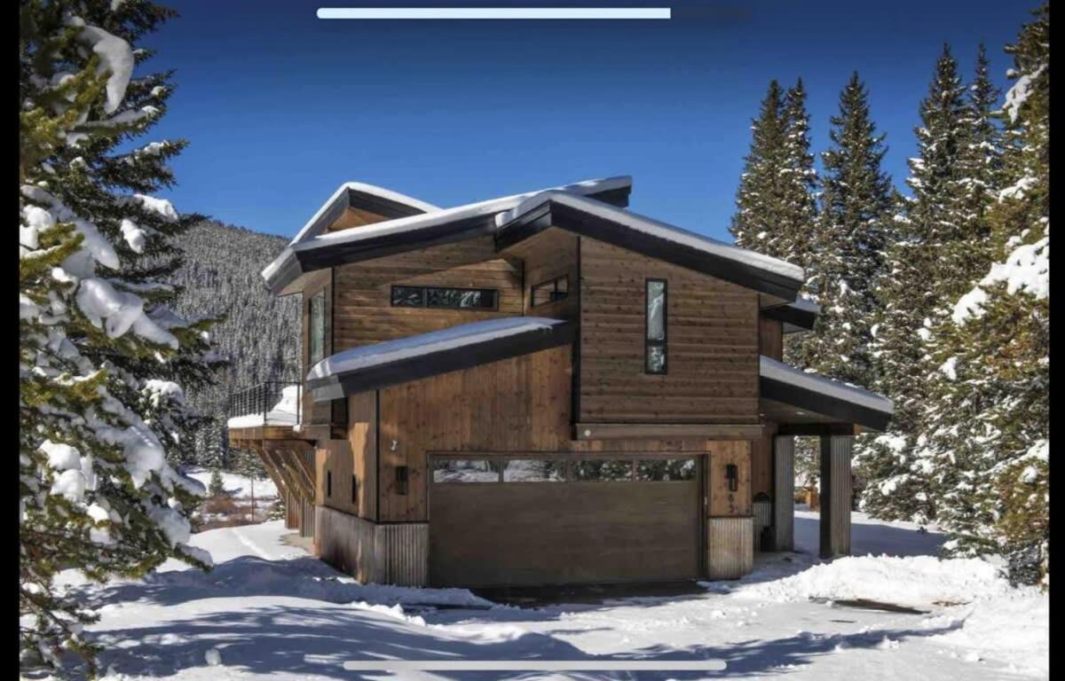 Modern 3BR Chalet with Hot Tub and Mt Quandary Views — 4-Star Luxury Hotel in Crete, United States