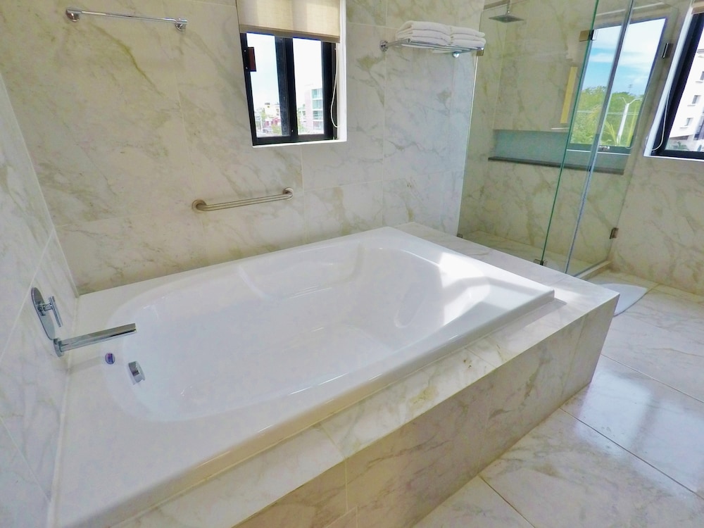 Deep soaking bathtub