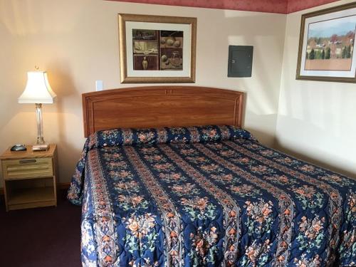 Knotty Pine Motel - photo 16