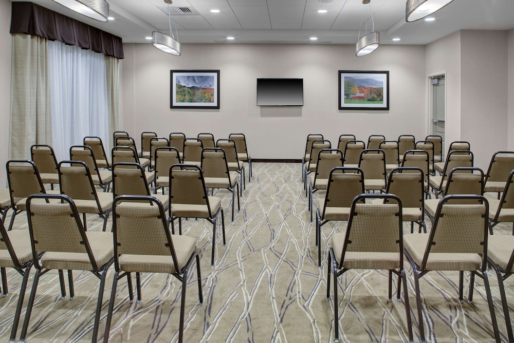 Hampton Inn and Suites Manchester - photo 35
