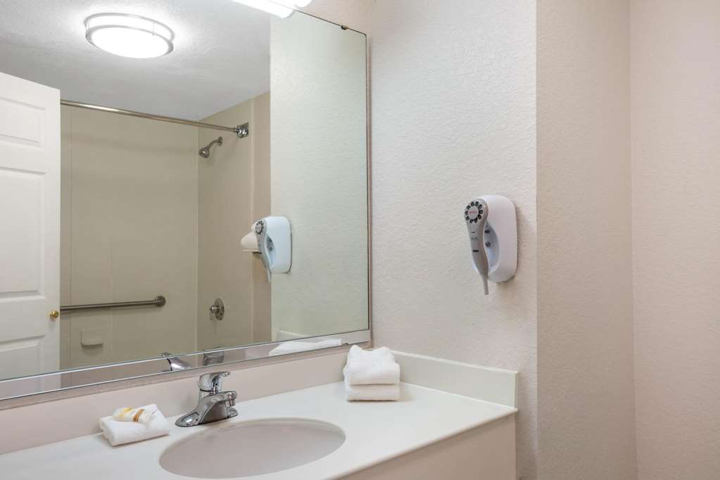 La Quinta Inn & Suites by Wyndham Ft. Lauderdale Plantation - photo 24