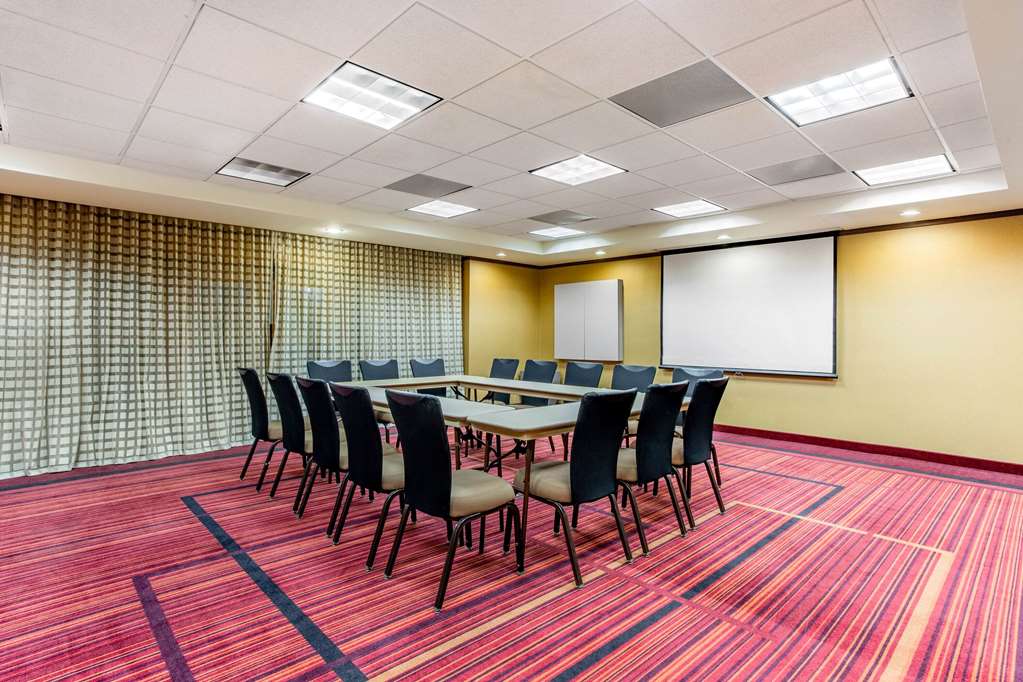 La Quinta Inn & Suites by Wyndham Raleigh Durham Southpoint - photo 35