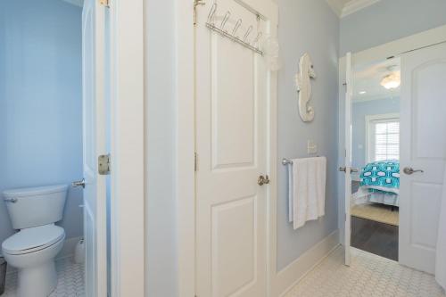 Kiki Hut by Oak Island Accommodations - photo 24