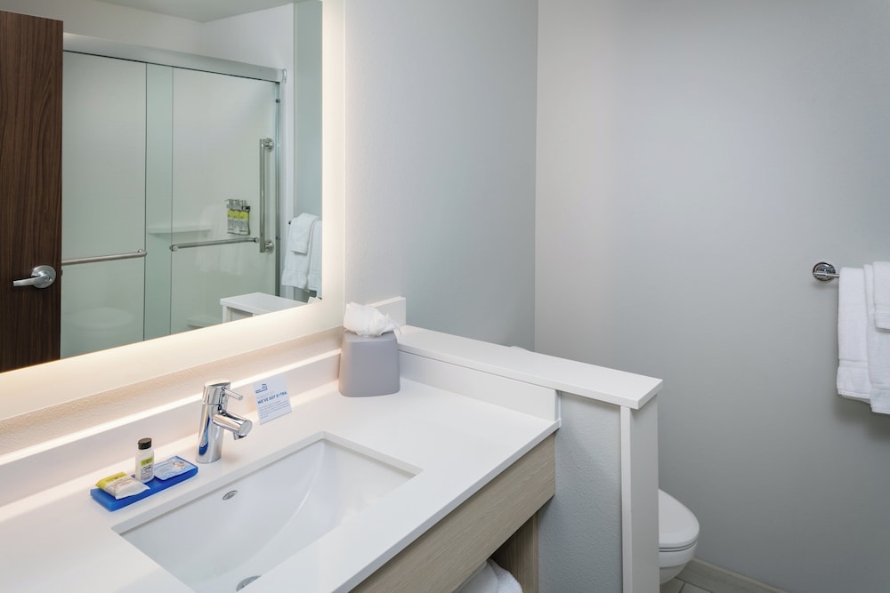Holiday Inn Express & Suites Bend South by IHG - photo 28