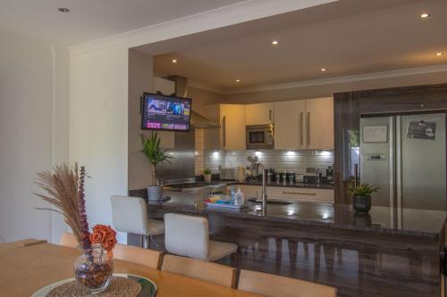 6 Bedroom Holiday Home with Hot Tub & Garden — 4-Star Luxury Hotel in Luton, United Kingdom