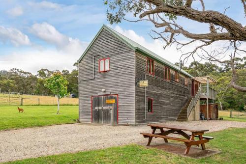 Wine Loft Cosy Country Retreat with Ocean Views — 4-Star Luxury Hotel in Woodbridge, Australia