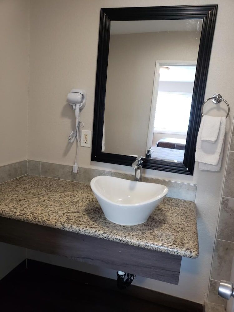 Classic Inn & Suites - photo 7