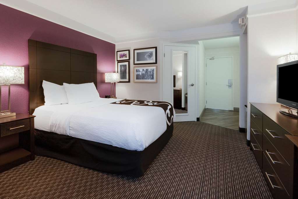 La Quinta Inn & Suites by Wyndham Detroit Utica - photo 14