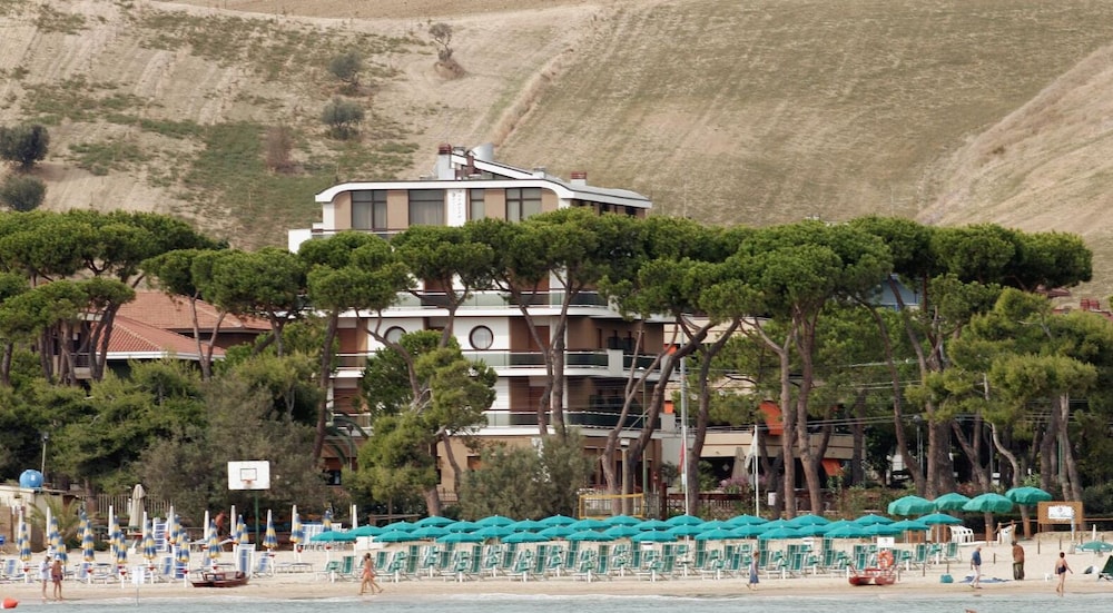 Hotel Astoria — hotel in Pineto