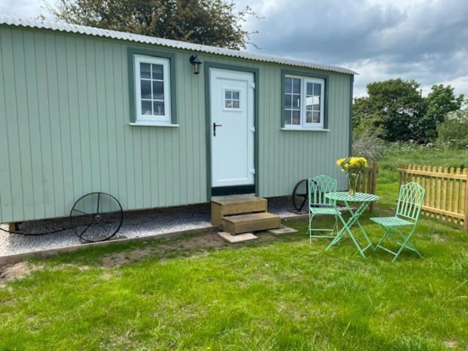 Shepherd Hut — 4-Star Luxury Hotel in Warwick, United Kingdom