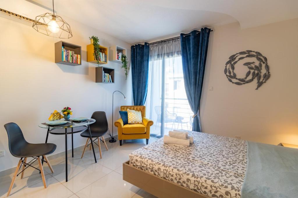 Light House Seafront cosy studio with library