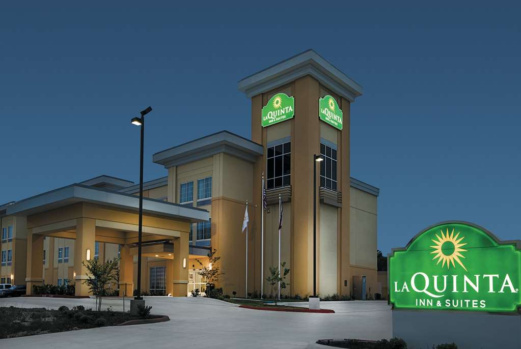 La Quinta Inn & Suites by Wyndham Karnes City Kenedy - photo 3