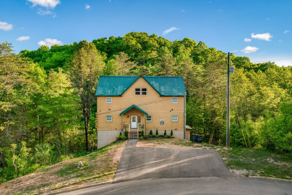 Countryside Comfort By Ghosal Luxury Lodging — 4-Star Luxury Hotel in Sevierville, United States