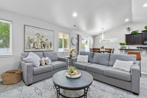 Stoddard Trailhead Central Nampa Home Sleeps 10 — 4-Star Luxury Hotel in Nampa, United States