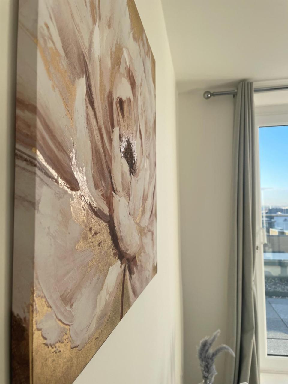 2BR 2BA Top Floor Penthouse Apartment in RG2 Ideal for Business Travellers & Contractors Free Parking & Sleeps Up To 6