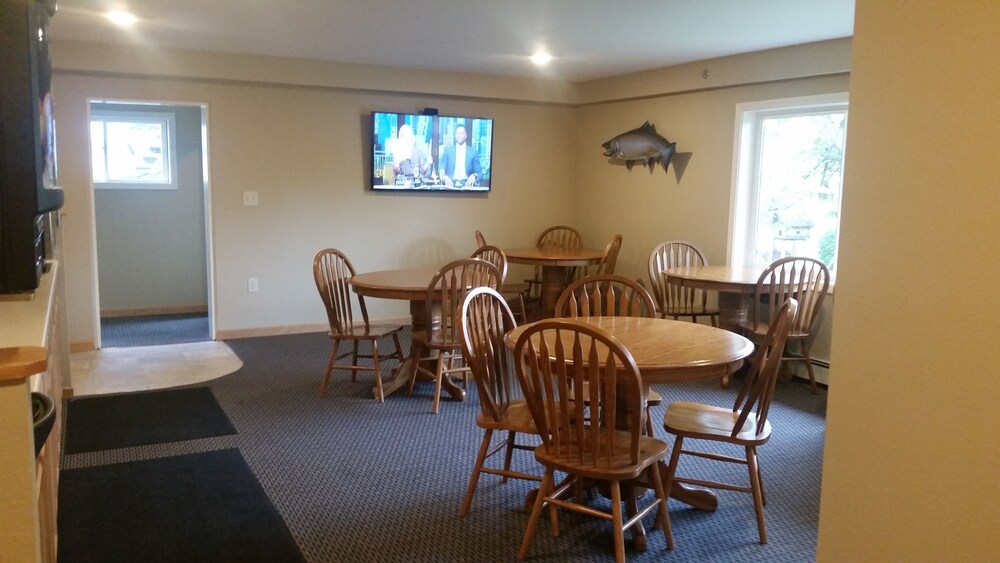 Lakeshore Inn & Suites - photo 40