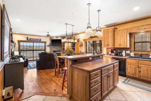 2BR Village At Indian Point 1608 near SDC Free Tickets Daily up to 500 in Branson, United States