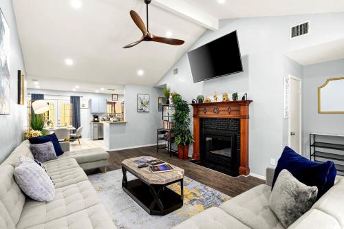 5BR Retreat with Game Room Hot Tub & Big Yard Sleeps 16 15 min to DT