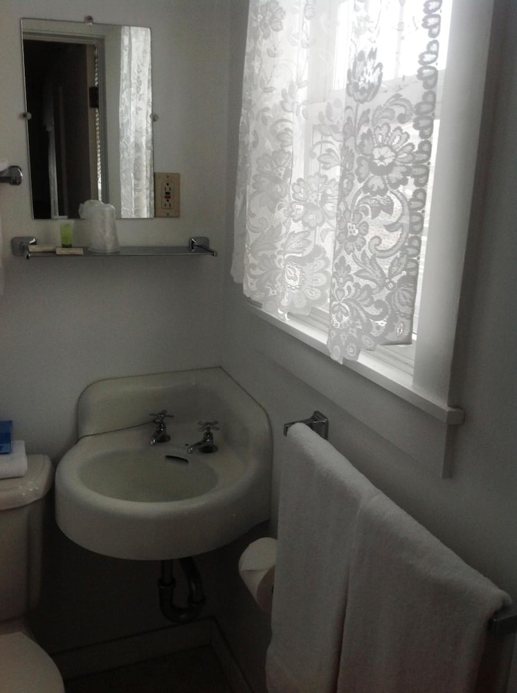 Bridgeport Inn - photo 29