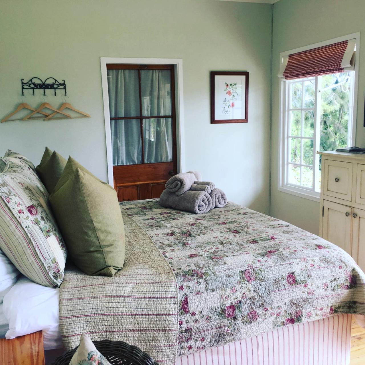 Cheverells Farm Cottages — 4-Star Luxury Hotel in Elgin Valley, South Africa