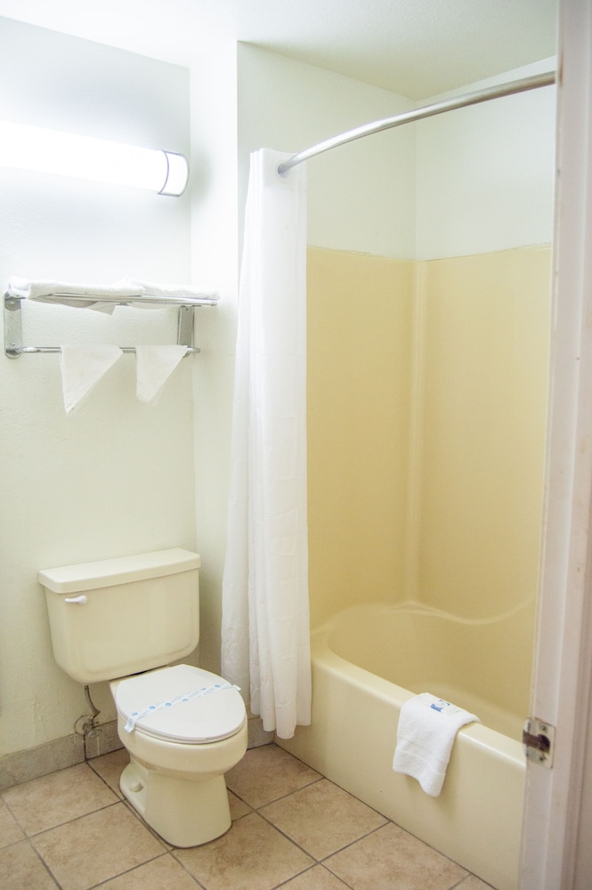 Blue Jay Inn and Suites - photo 28