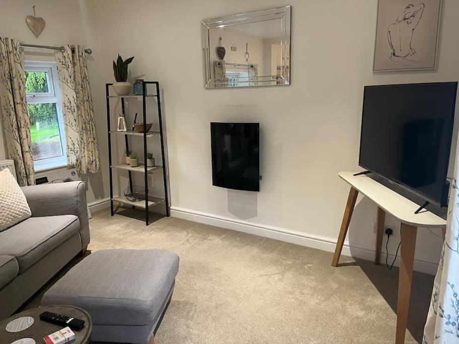 North Cottage Marlfields Hall Stunning Location — 4-Star Luxury Hotel in Adlington, United Kingdom