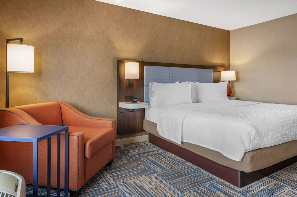 Hampton Inn Greenfield - photo 21