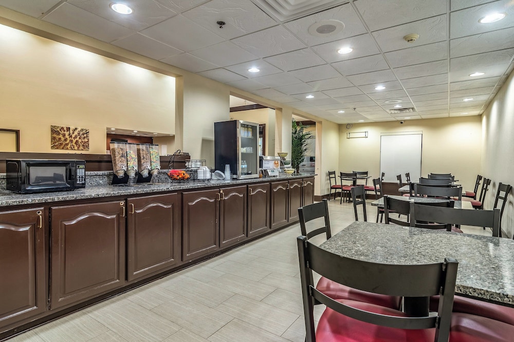 Red Roof Inn PLUS & Suites Atlanta Airport South - photo 21