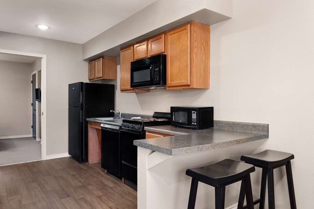 Eagle's Den Suites Kenedy a Travelodge by Wyndham - photo 22