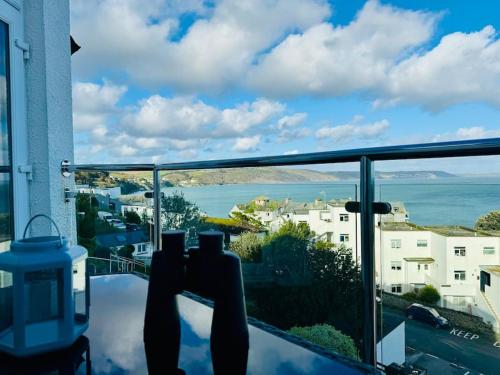 Luxury Sea View Apartment with Multi Room Balcony And Private Onsite Parking Only 300M From the Beach — 4-Star Luxury Hotel in Looe, United Kingdom