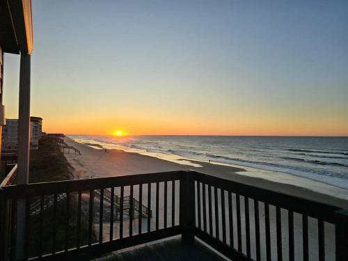 Oceanfront Pool Balcony at Ospreys Nest in North Topsail Beach — 4-Star Luxury Hotel in Sneads Ferry, United States