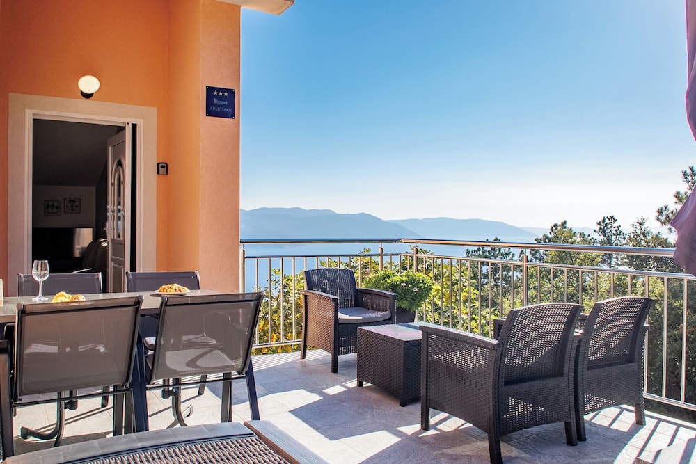 Seaview House Apartments — 4-Star Luxury Hotel in Krsan, Croatia